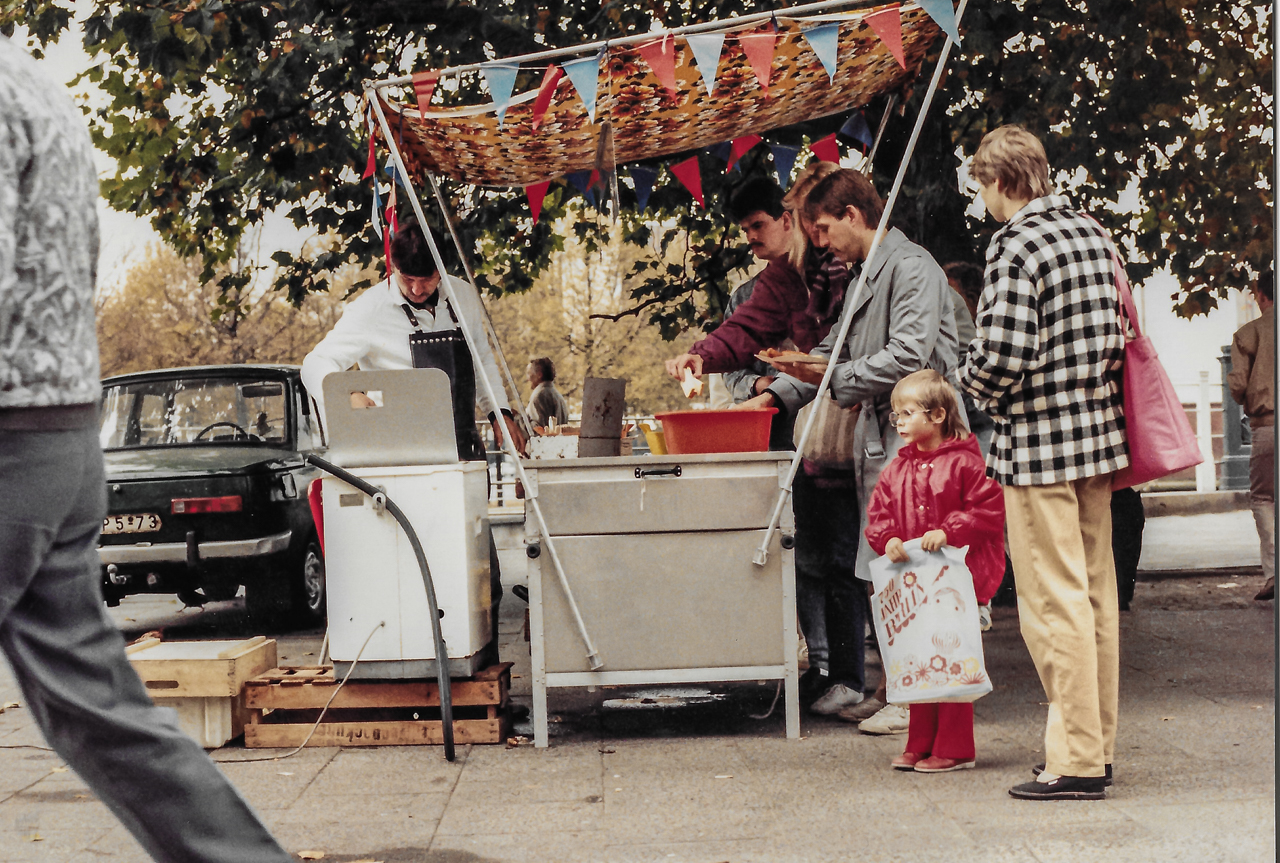 Oct 1987 Wurst seller East Berlin