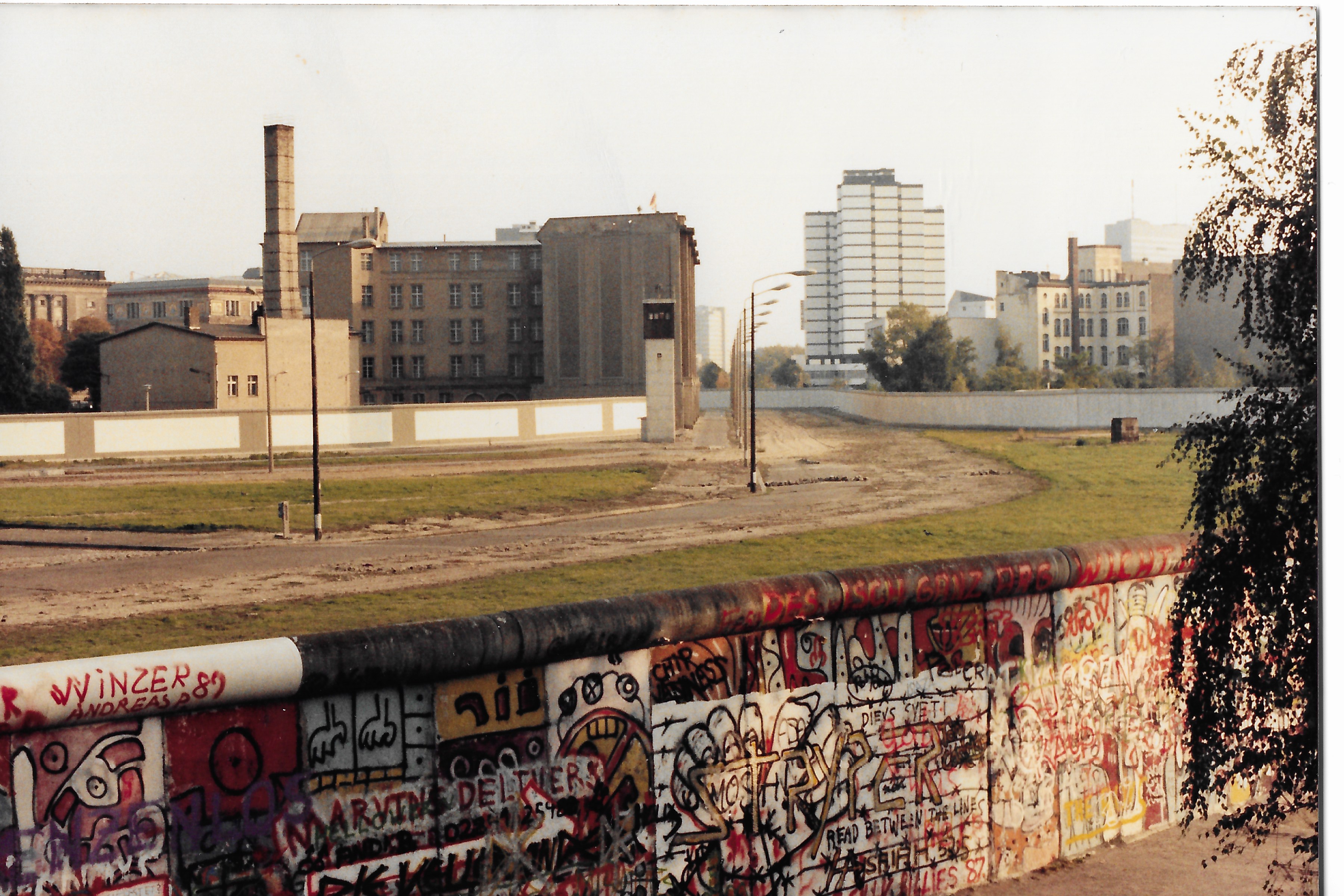 Oct 1987 The Wall and East Berlin
