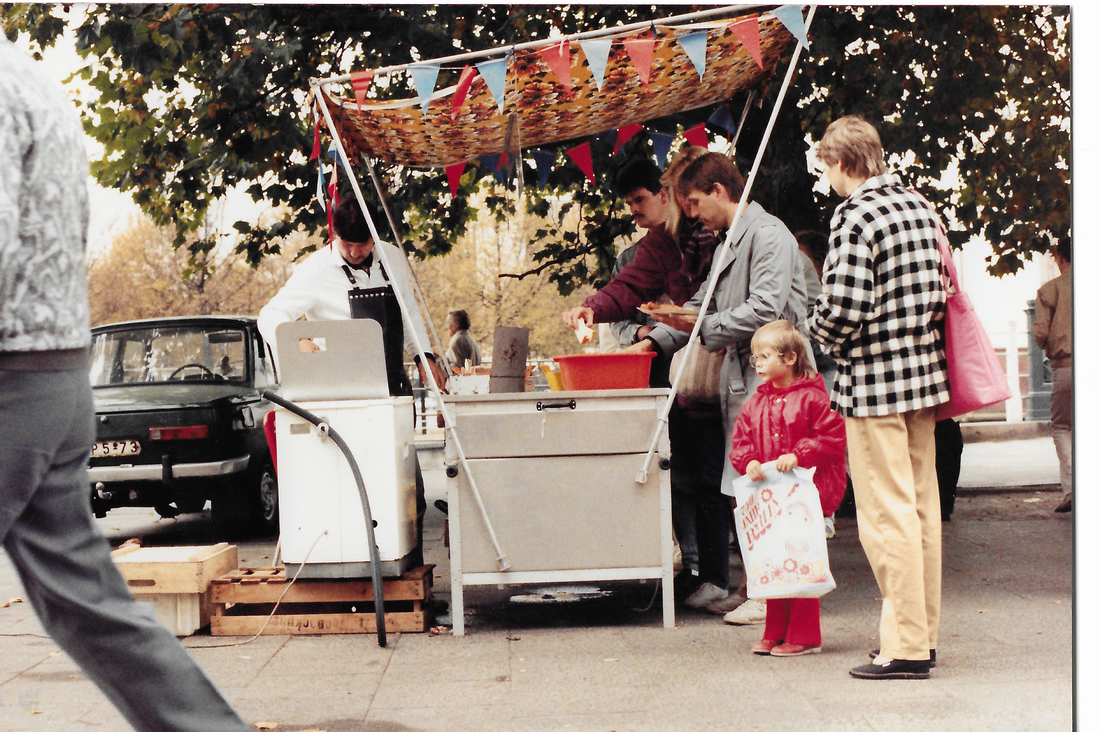 Oct 1987 Wurst seller East Berlin