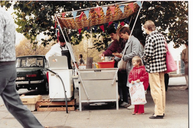 Oct 1987 Wurst seller East Berlin